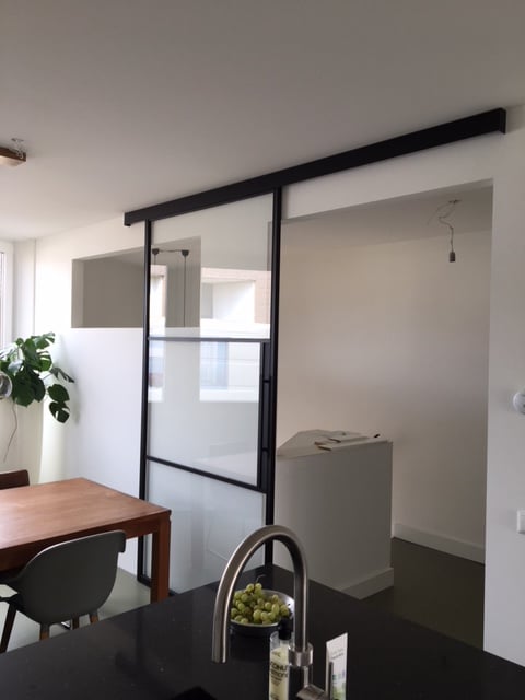 Grand metal doors deur